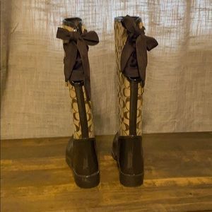 Khaki/chestnut coach rain boots